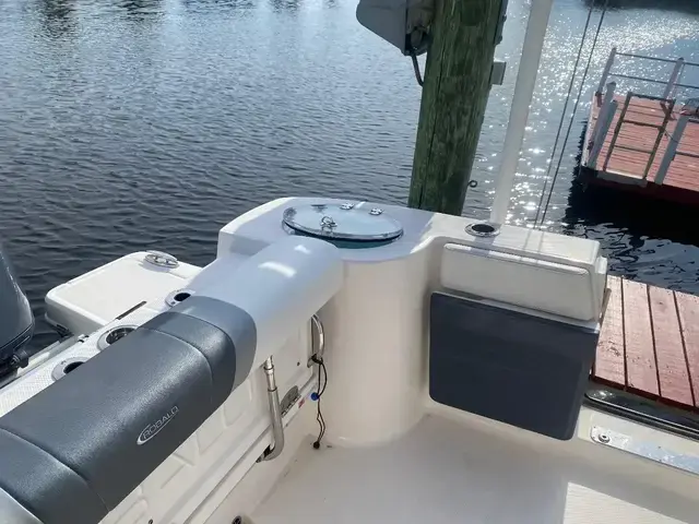 Robalo R272 Center Console