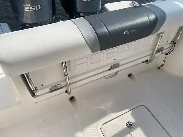 Robalo R272 Center Console