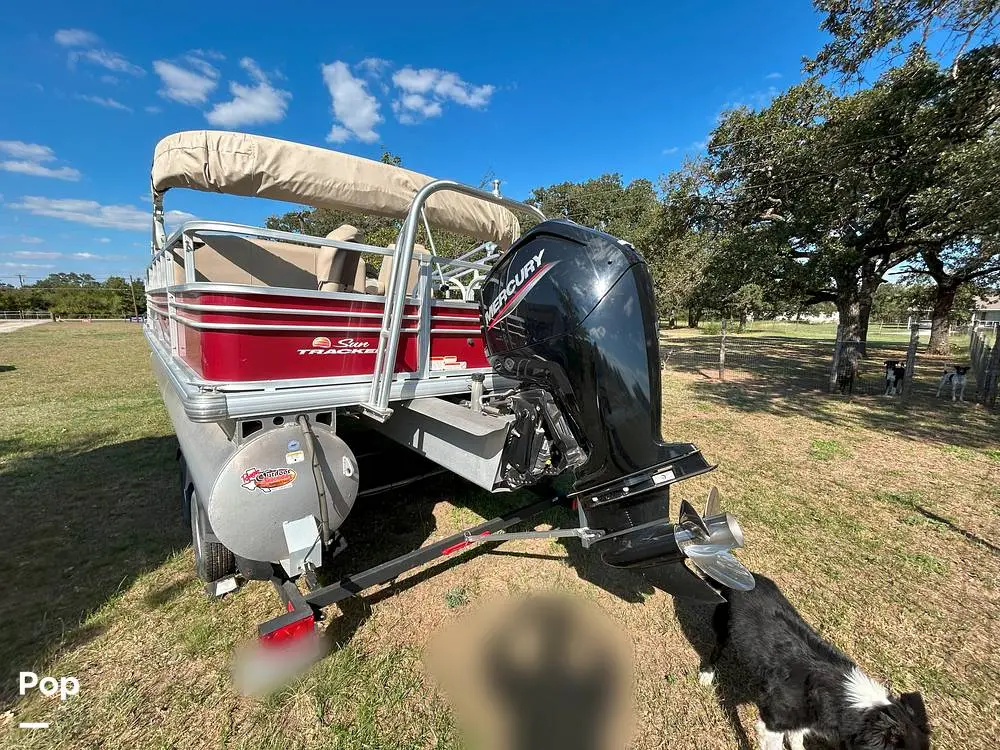 2021 Sun Tracker fishin' barge 20 dlx