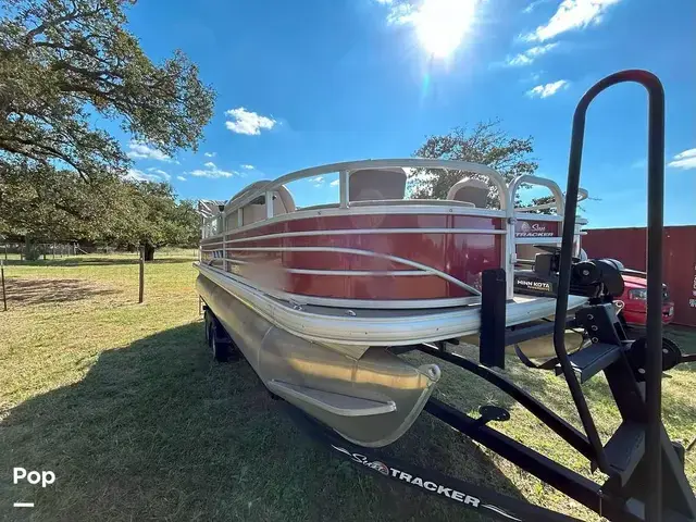 Sun Tracker Fishin' Barge 20 Dlx