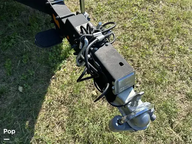 Sun Tracker Fishin' Barge 20 Dlx