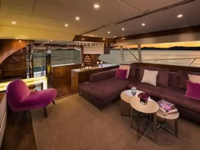 Riviera Enclosed Flybridge 77