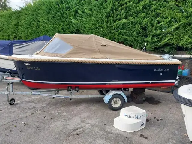 Maxima boats 490