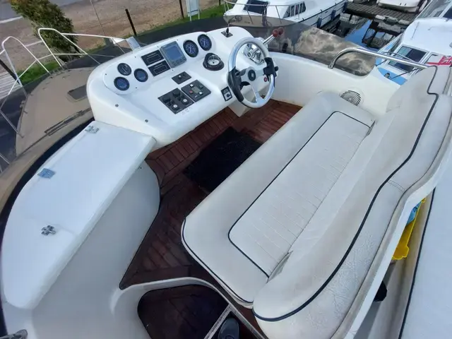 Sealine F33