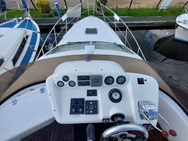 Sealine F33