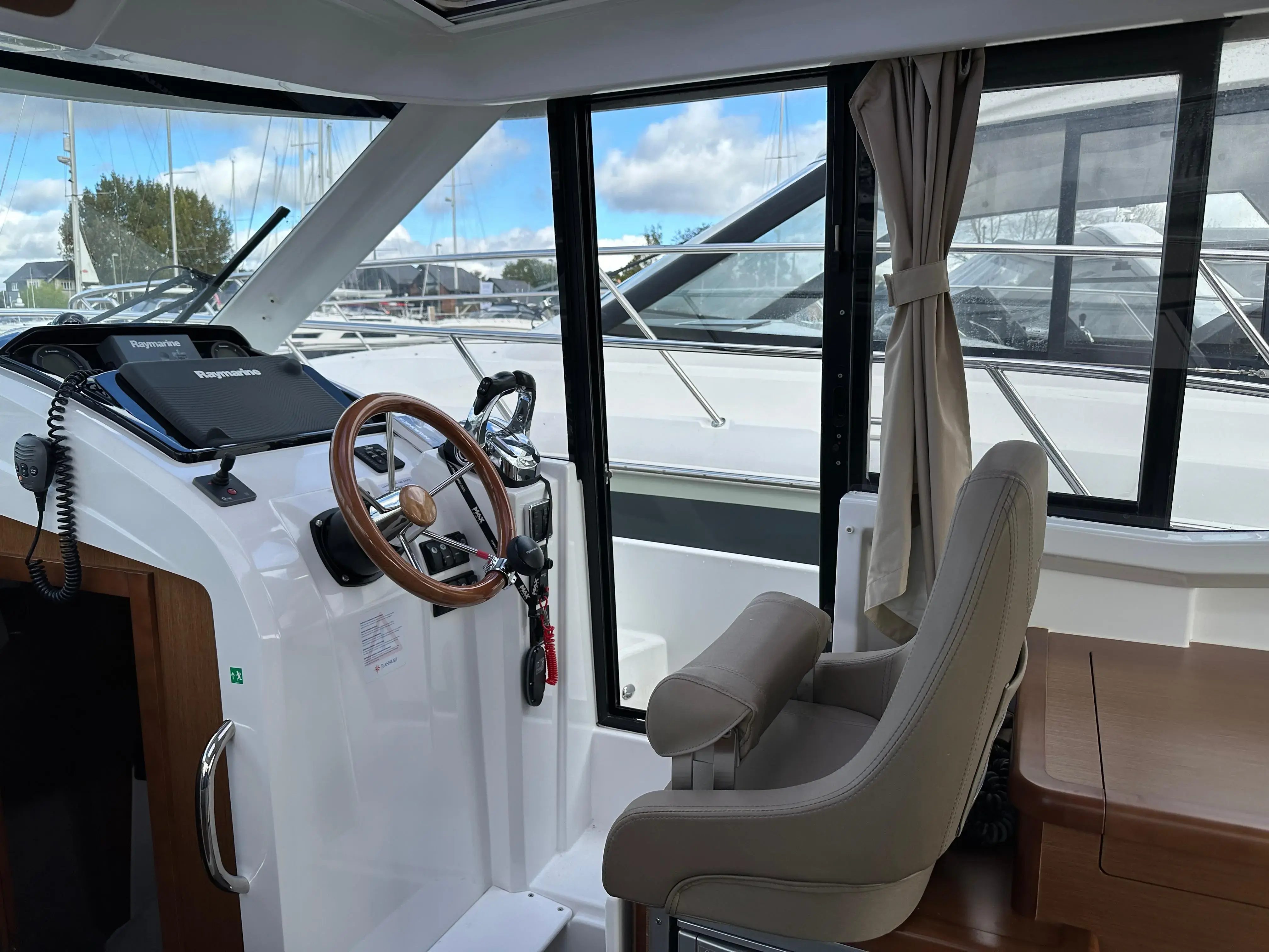 2013 Jeanneau merry fisher 855