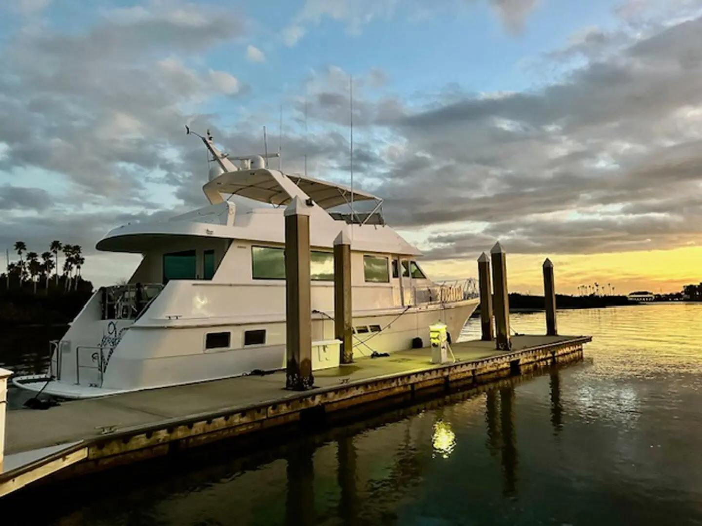 1998 Hatteras sport deck motor yacht