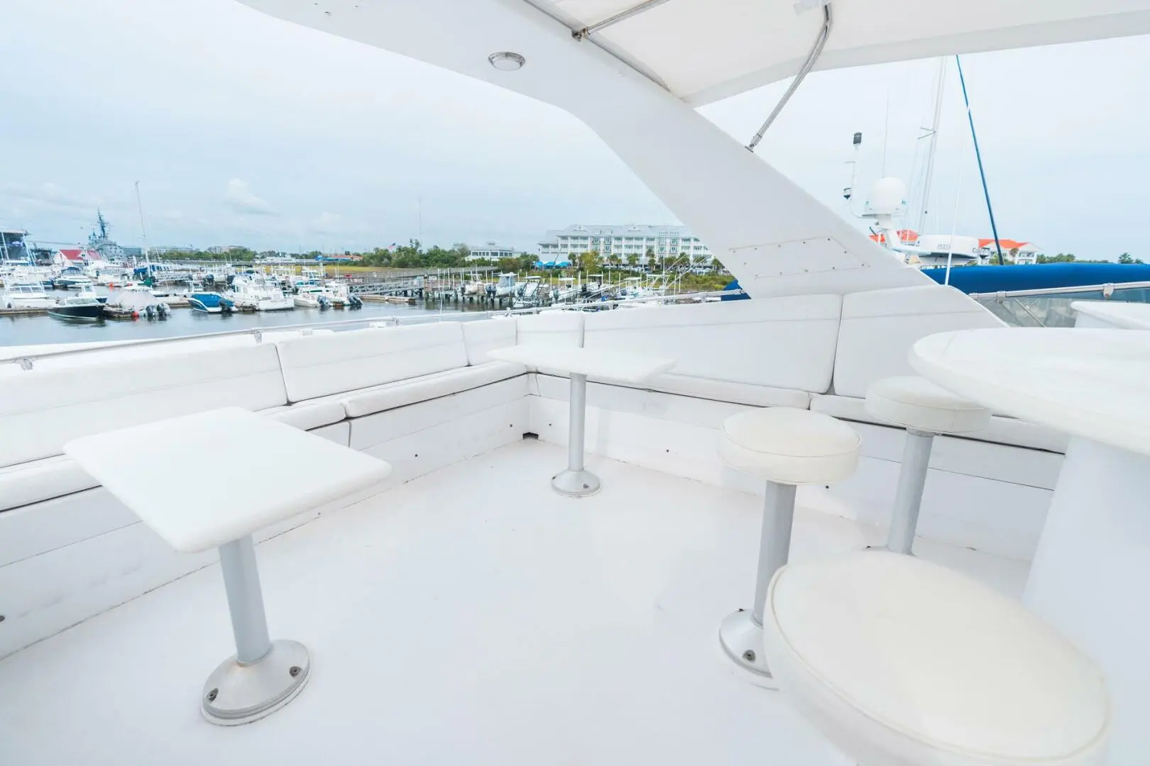 1998 Hatteras sport deck motor yacht