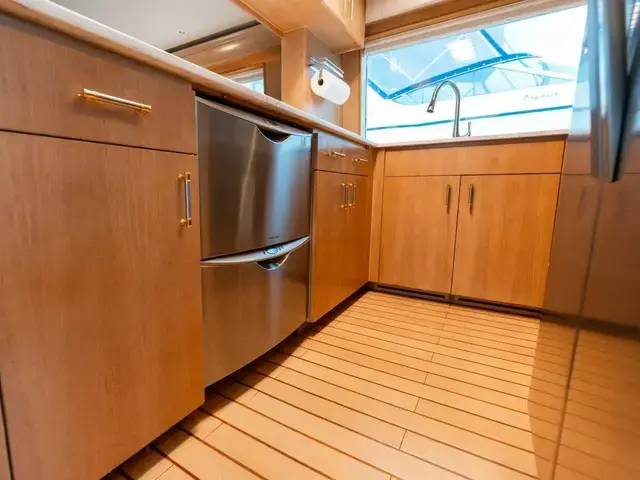 Hatteras Sport Deck Motor Yacht