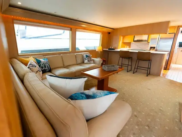 Hatteras Sport Deck Motor Yacht