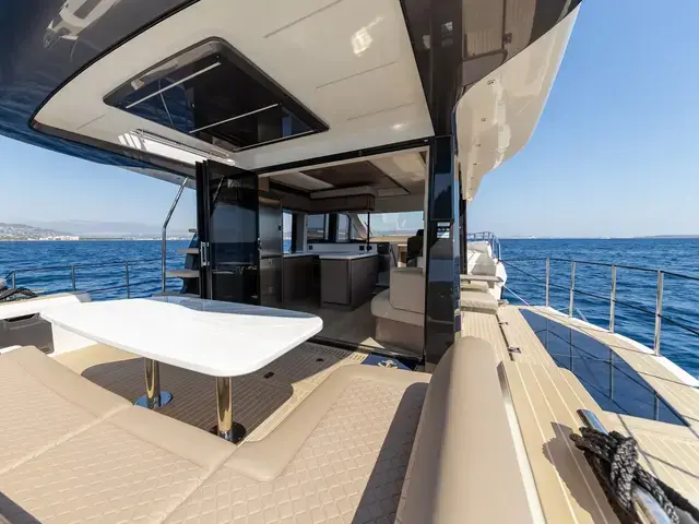 Galeon 560 fly