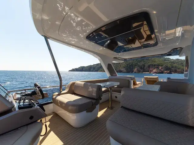 Galeon 560 fly