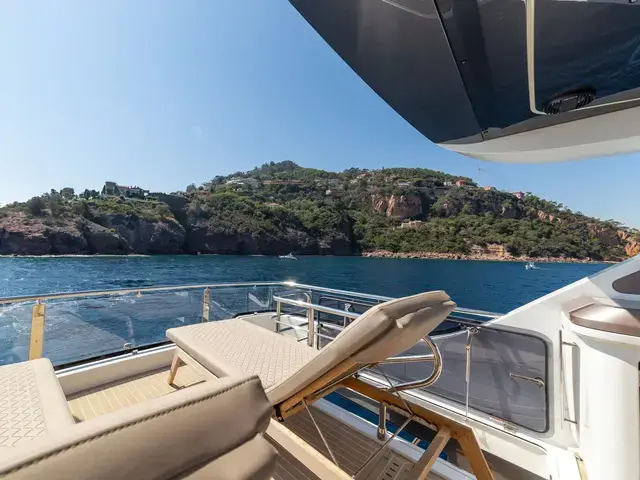 Galeon 560 fly