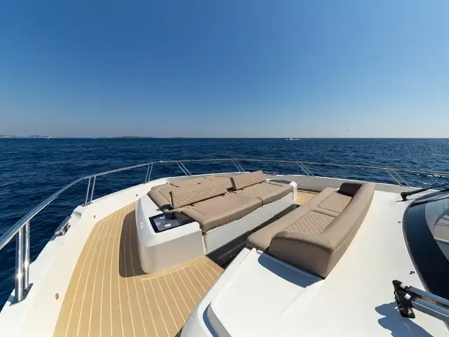 Galeon 560 fly