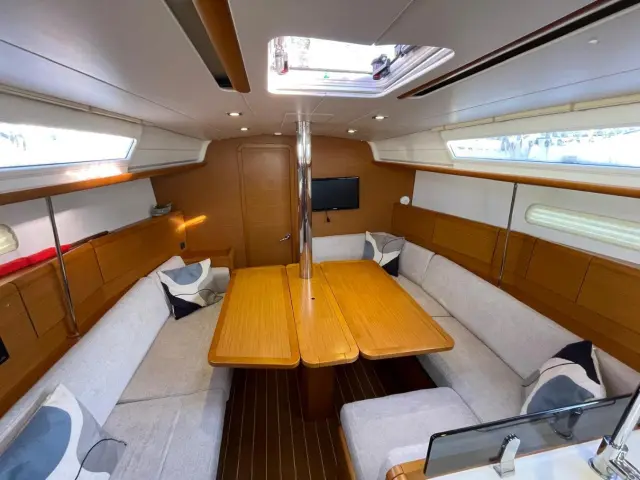 2012 Jeanneau sun odyssey 379