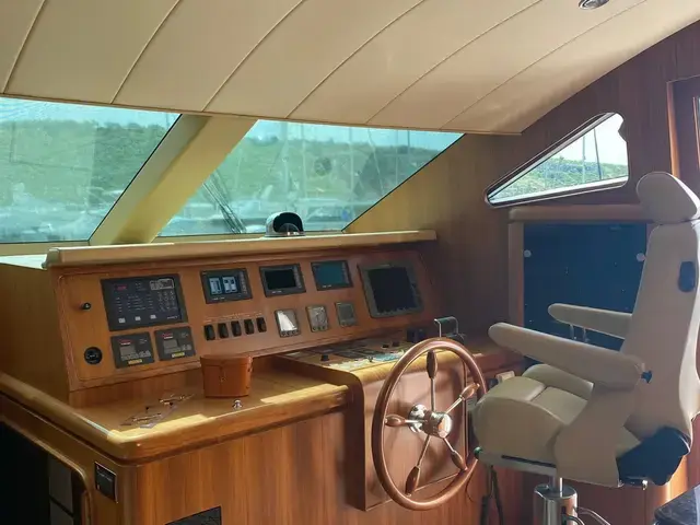 Elegance Yachts 68