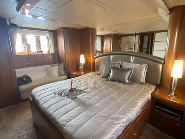 Elegance Yachts 68