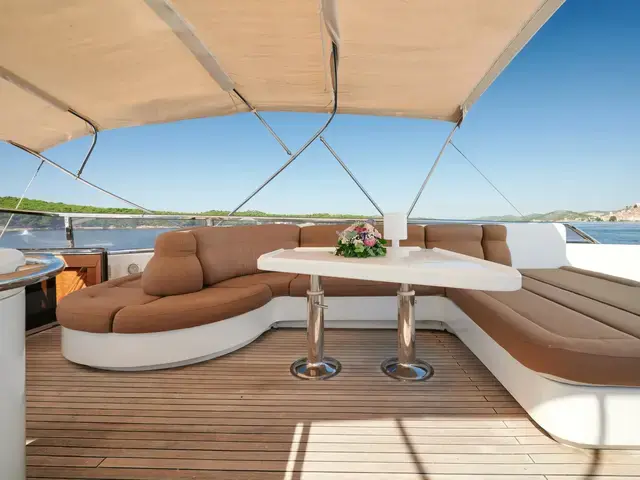 Elegance Yachts 76