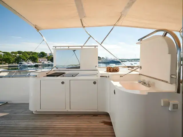 Elegance Yachts 76