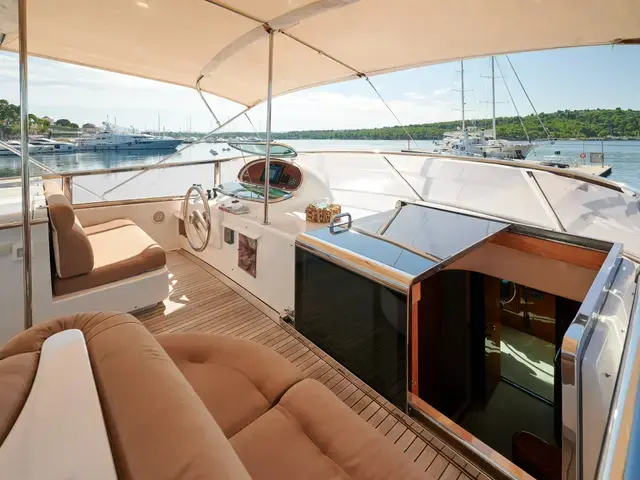 Elegance Yachts 76