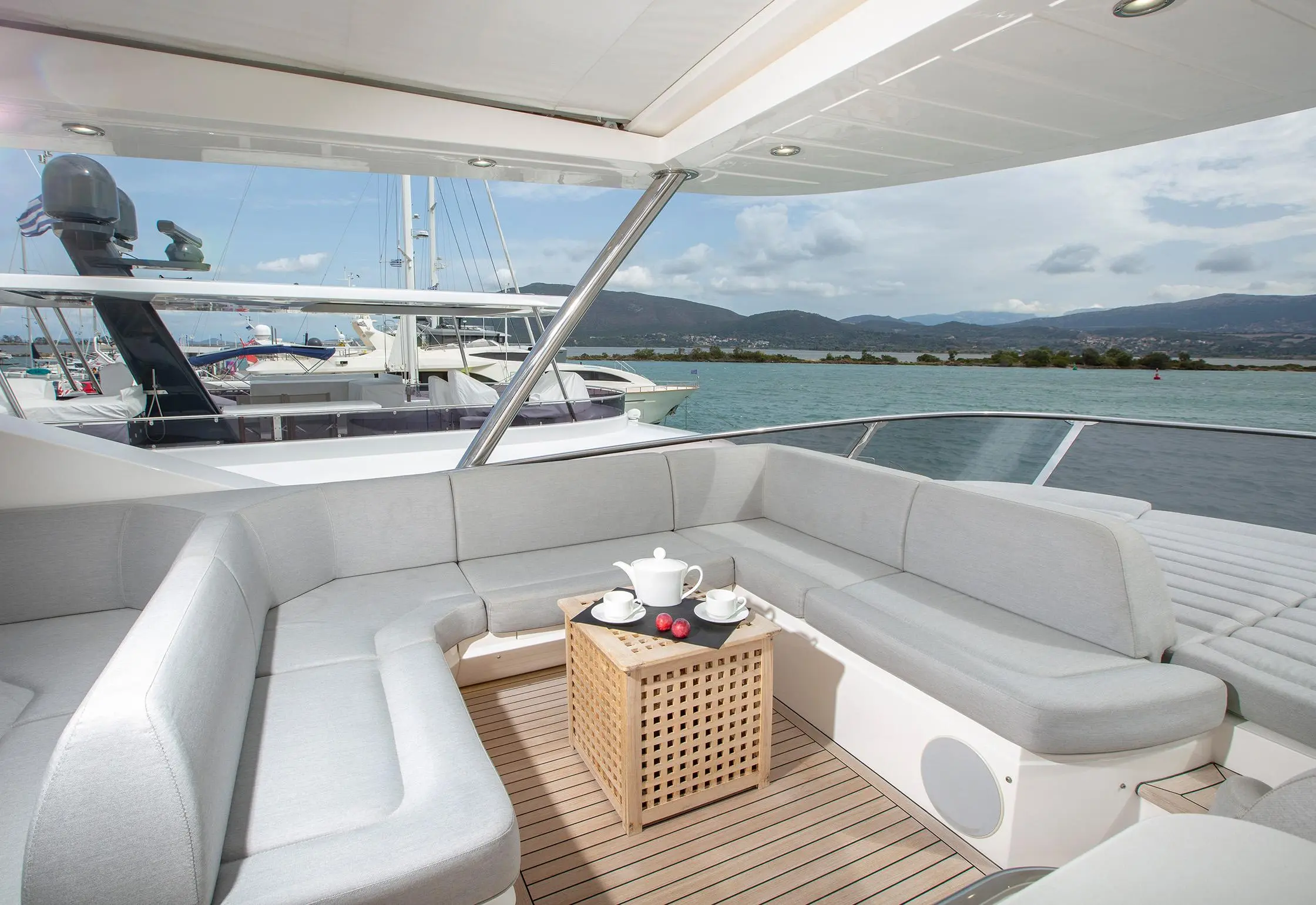 2016 Sunseeker 75 yacht