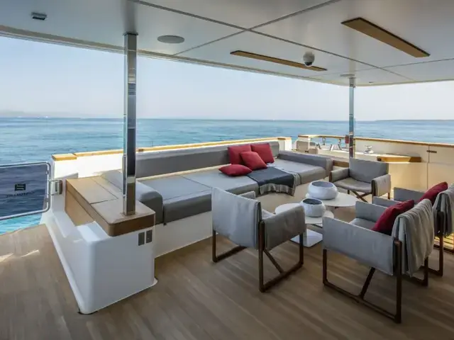 Custom Line Navetta 33