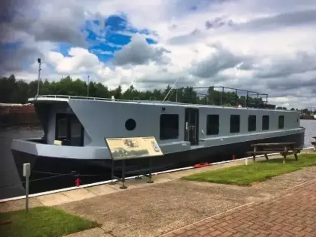 French & Peel / Stanilands Houseboat