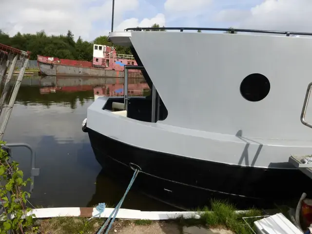 French & Peel / Stanilands Houseboat