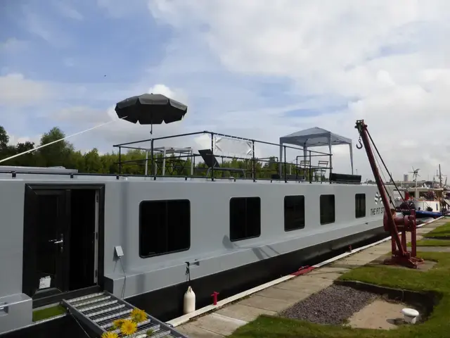 French & Peel / Stanilands Houseboat