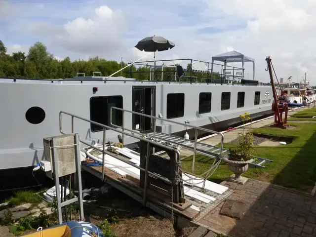 French & Peel / Stanilands Houseboat