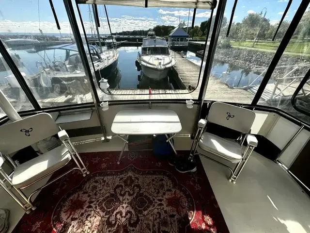 Carver 430 Cockpit Motor Yacht