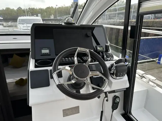 Sealine C335