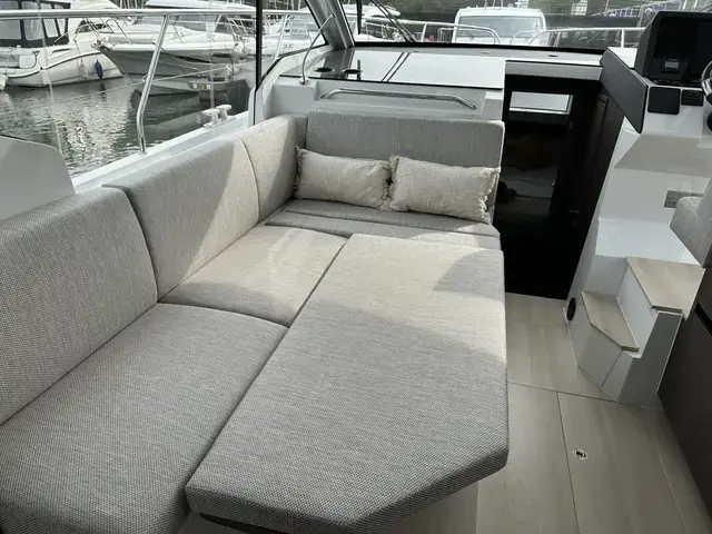 Sealine C335