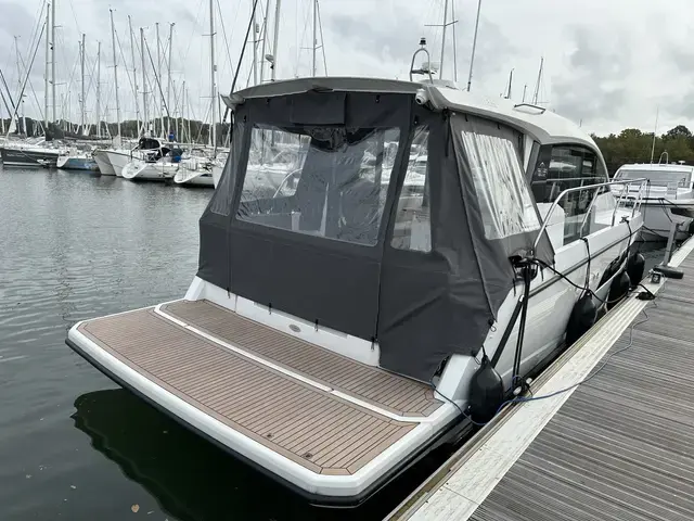 Sealine C335