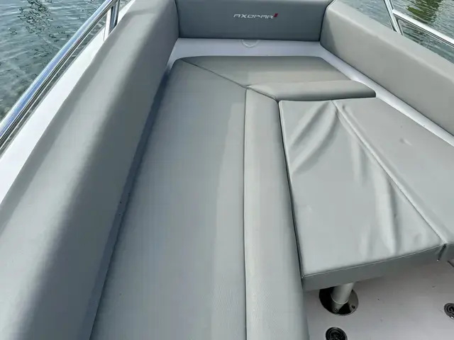 Axopar 28 Cabin