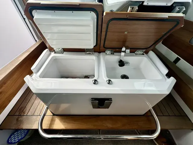 Axopar 28 Cabin