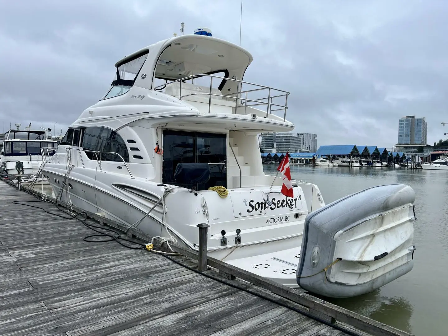 2002 Sea Ray 540 cockpit motor yacht