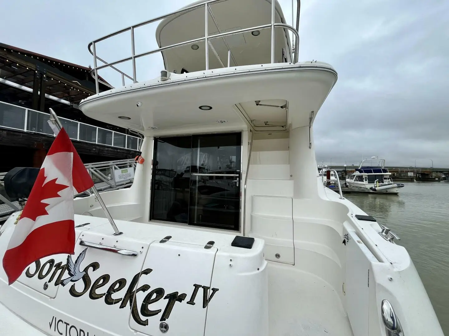 2002 Sea Ray 540 cockpit motor yacht