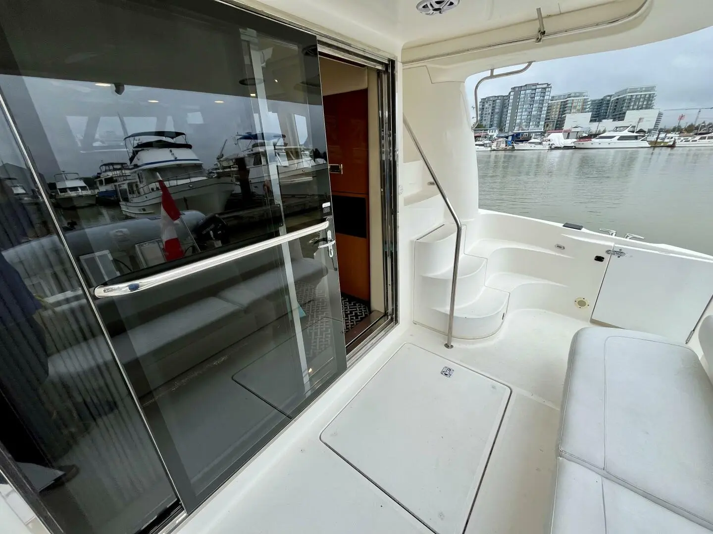 2002 Sea Ray 540 cockpit motor yacht