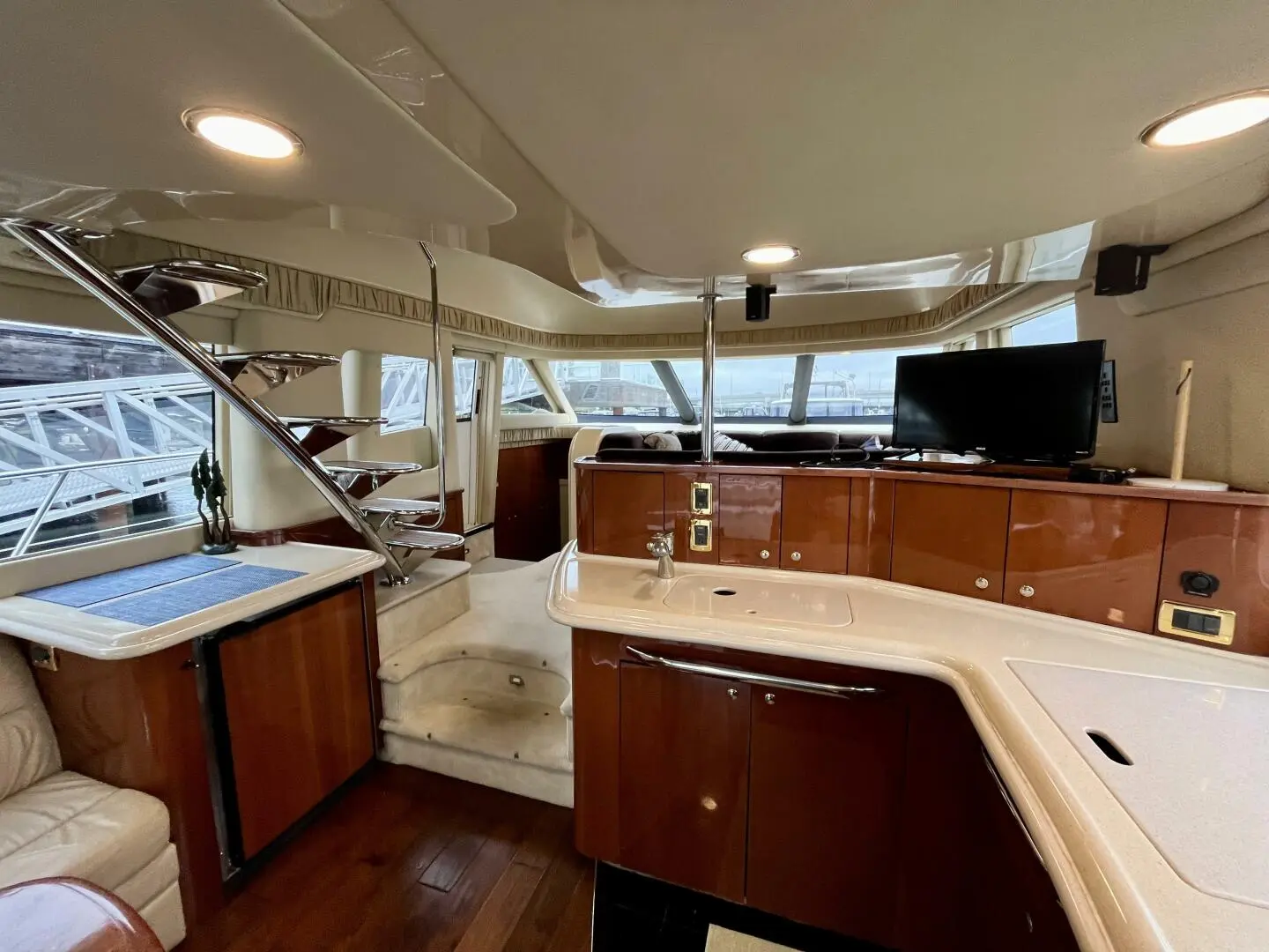 2002 Sea Ray 540 cockpit motor yacht