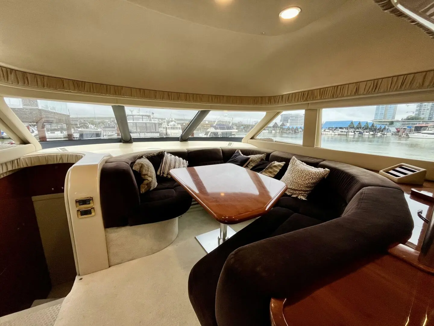 2002 Sea Ray 540 cockpit motor yacht