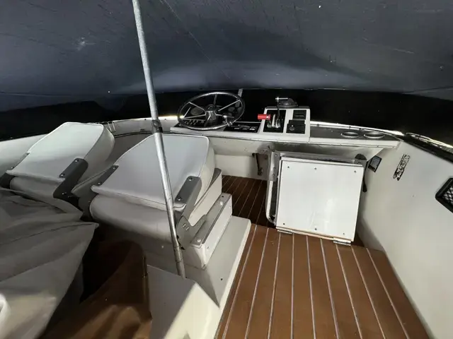 Bayliner 2556 Command Bridge