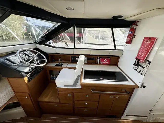 Bayliner 2556 Command Bridge