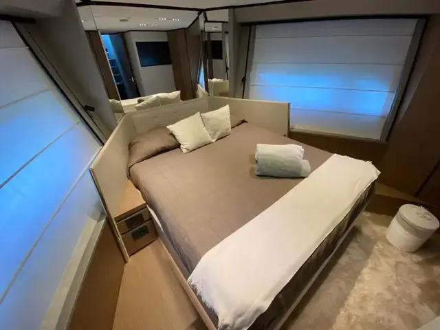 Ferretti Yachts 720