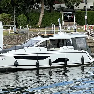 2017 Sealine C 330v