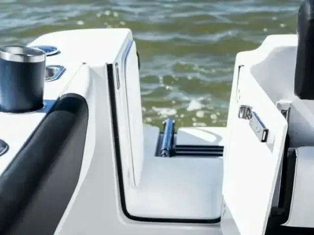 Edgewater boats 208CC Watchman