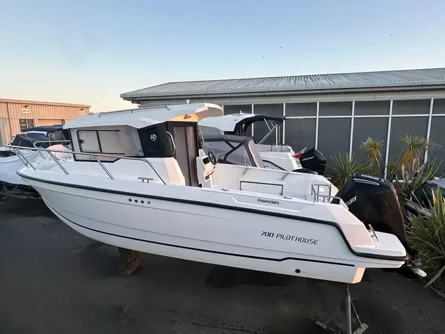 Parker 700 Pilothouse