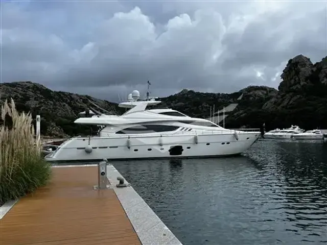 Ferretti Yachts 881