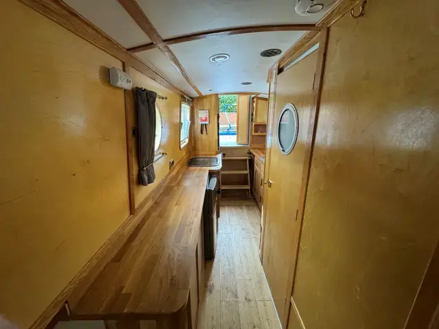 L Dickinson Narrowboat