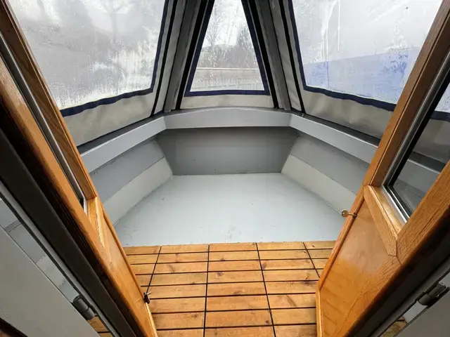 L Dickinson Narrowboat